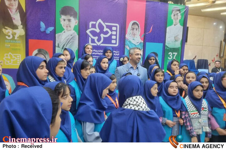 از بروز اختلاف مابین «بنیاد سینمایی فارابی» و «شهردای اصفهان» برای تولیگری جشنواره تا زنگ خطر «تحریف هویت ملی» با تک انیمیشن حاضر در این دوره!