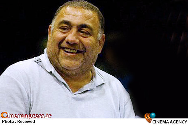 خسرو احمدی: دوست داشتم جای«کپل» صحبت کنم؛ اما نشد/تهیه کننده تله فیلم پسرم شدهام خسرو احمدی در  نشست تئاتر کمی بالاتر به کارگردانی آروند دشت آرای