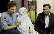 احمدی نژاد در دیدار از ابوالفضل پورعرب و مادر وی