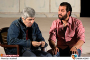  احمد ساعتچیان و امیر رضا دلاوری در تمرین نمایش «شام با دوستان» به کارگردانی آیدا کیخایی