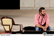 امیر رضا دلاوری در تمرین نمایش «شام با دوستان» به کارگردانی آیدا کیخایی