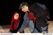 نیکی کریمی  و امیر رضا دلاوری در تمرین نمایش «شام با دوستان» به کارگردانی آیدا کیخایی