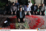 اقامه نماز در مراسم افطاری بنیاد سینمایی فارابی با حضور سینماگران 