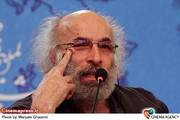 کیانوش عیاری در نشست خبری فیلم «خانه پدری» در جشنواره فیلم فجر