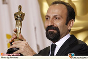 اصغر فرهادی در حال دریافت جایزه اسکار