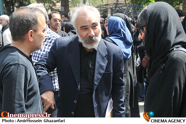 استاد «یوسفعلی میرشکاک» در سوگ فرزند نشست یوسفعلی میرشکاک در مراسم تشییع پیکر مرحوم عبدالمجید حسینی راد