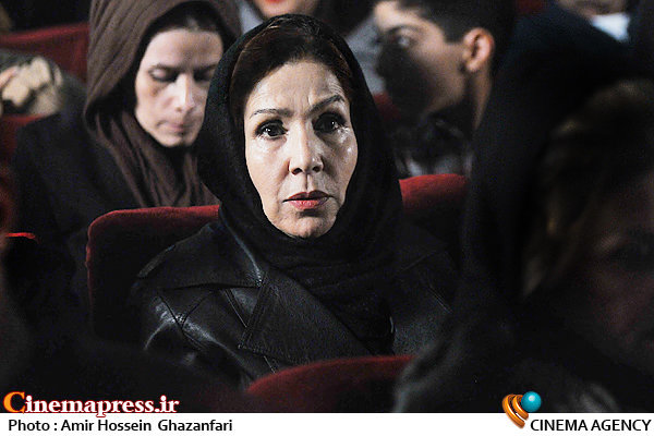 اظهار نظر برگزیده فیلم فجر درباره کارت های نظام صنفی خانه سینما/ لطفا به فکر بیکاران باشید! مهین نویدی در اکران فیلم سینمایی«لامپ صد»