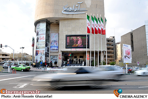 فدراسیون فوتبال میگوید من حق پخش خودم را از اکران فوتبال در سینماها میخواهم/نمیتوان از روی شکمسیری حکم صادر کرد! سردر سینما آزادی در ایام نوروز ۱۳۹۴