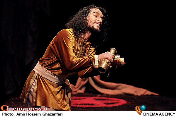 مسافرآستانه: فضای کلی «صور اسرافیل» جنگی است/ نمایش ما اقتباسی نیست عامر مسافرآستانه در نمایش آیینی نسیان