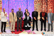 نوید محمدزاده در اختتامیه سی‌و‌چهارمین جشنواره فیلم فجر