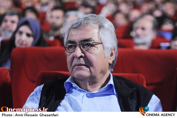 وقتی صحبت از «تئاتر دولتی»، «ملی»، «آزاد» و غیره میشود باید هوشیار باشیم که این دسته بندیها عامل ایجاد تفرقه میان خانواده بزرگ تئاتر نشود وقتی صحبت از «تئاتر دولتی»، «ملی»، «آزاد» و غیره میشود باید هوشیار باشیم که این دسته بندیها عامل ایجاد تفرقه میان خانواده بزرگ تئاتر نشود