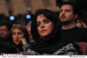 غزل شاکری در اختتامیه سی و پنجمین جشنواره فیلم فجر