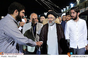 حضور حجت الاسلام رئیسی در پشت صحنه برنامه شهر عزیز