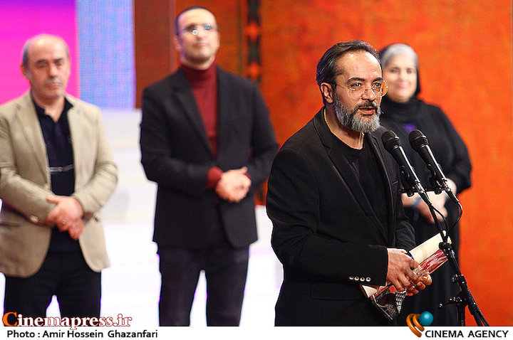 «هوش مصنوعی» نمیتواند «احساسات عمیق انسانی» را منتقل کند/ در آیندهٔ نزدیک شاهد افزایش تولید انبوه آثار هنری توسط «هوش مصنوعی» خواهیم بود کارن همایونفر در مراسم اختتامیه سی و ششمین جشنواره فیلم فجر