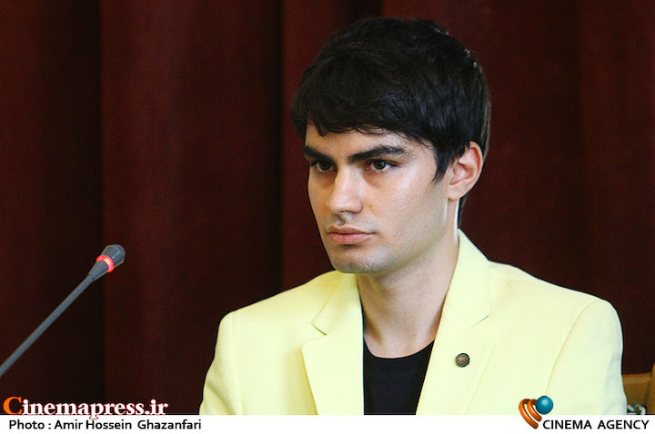 انتصاب دبیـر بیست و دومین جشنواره تئاتر دانشگاهی امین مختاری در مراسم افتتاحیه دومین جشنواره بین المللی عکاسی نگاه آبی