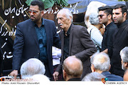 داریوش اسدزاده در مراسم تشییع مرحوم عزت الله انتظامی