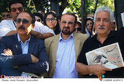 عبدالحسین مختاباد در مراسم تشییع مرحوم عزت الله انتظامی