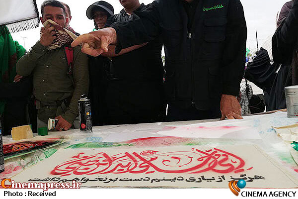 پذیرایی موکب شهدا از علاقمندان هنر عاشورایی اربعین حسینی