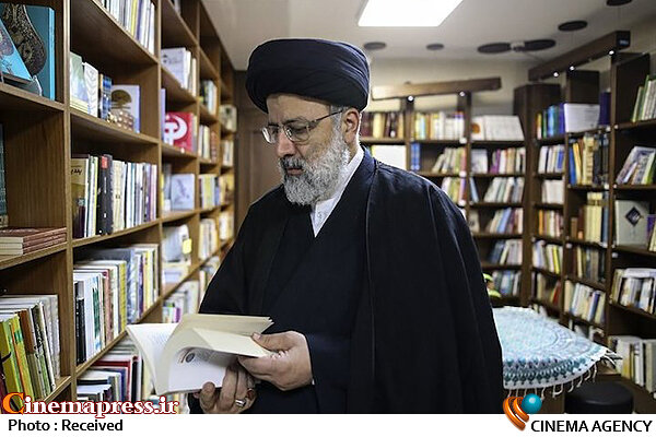 بازدید آیت‌الله رئیسی از چند کتاب‌فروشی خیابان انقلاب