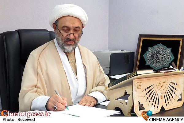 شبکه قرآن سیما برای پوشش رسانهای نمایشگاه قرآن کریم تقدیر شد حجت الاسلام والمسلمین محسن عرفاتی سرپرست شبکه قرآن و معارف سیما