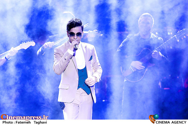 آنچه در آشفته بازار امروز فرهنگ و هنر رایج است، هرگز نمیتواند جای فرهنگ اصلی درون وطنی ایران بنشیند اجرای محسن ابراهیم زاده در سی و چهارمین جشنواره موسیقی فجر