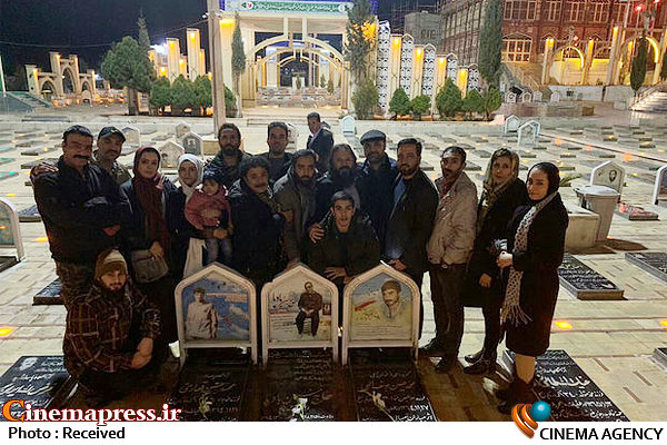 بازیگران «ماهی در خاک» مزار شهدای غواص را زیارت کردند بازیگران «ماهی در خاک» به زیارت شهدای غواص رفتند