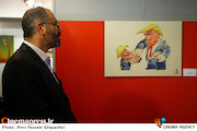 محسن مومنی شریف در مراسم افتتاح نمایشگاه کارتون و کاریکاتور «آسوده باش، من ملکه‌ام»
