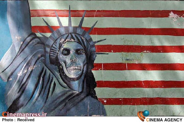 «تسخیر لانهی جاسوسی» یک «اقدام هوشمندانه فرهنگی»/ بیتوجهی سیما و سینما در قبال «انقلاب دوم»!