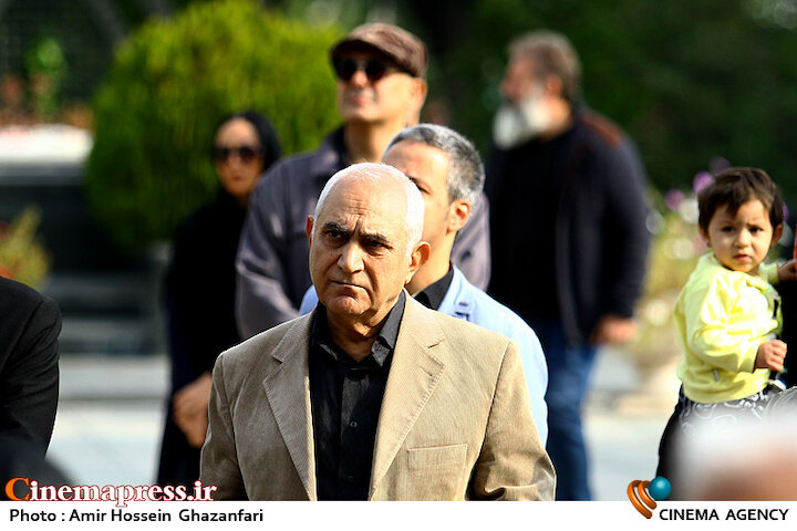 سینمایی که در حال حاضر «کمدی» گفته میشود همه چیز را به هم ریخته است/ حتی در برخی از آنها شاهدیم مقداری «ارزشها» از بین رفته است ناصر ممدوح در مراسم تشییع پیکر مرحوم «بیژن علیمحمدی»