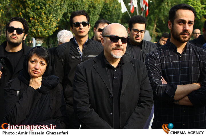 «دوبله» نیازمند یک نگاه کلی و سیاستگذاری مشخص است/ «وزارت ارشاد» باید ورود کند و اجازه فعالیت به «دوبلورهای غیرحرفهای» را ندهد شروین قطعه ای در مراسم تشییع پیکر مرحوم «بیژن علیمحمدی»