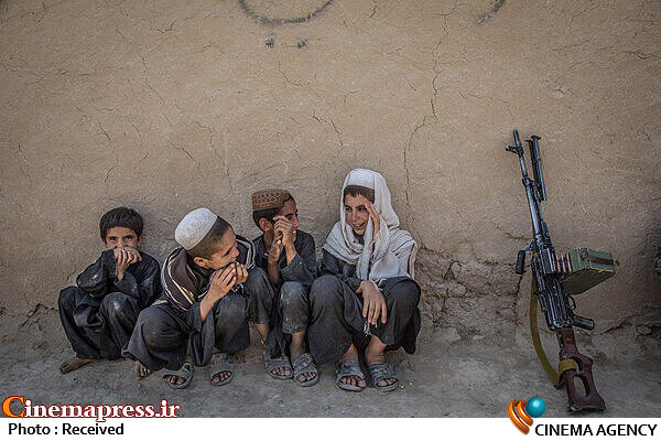 داعش در افغانستان به روایت «زندگی میان پرچمهای جنگی» مستند زندگی میان پرچمهای جنگی