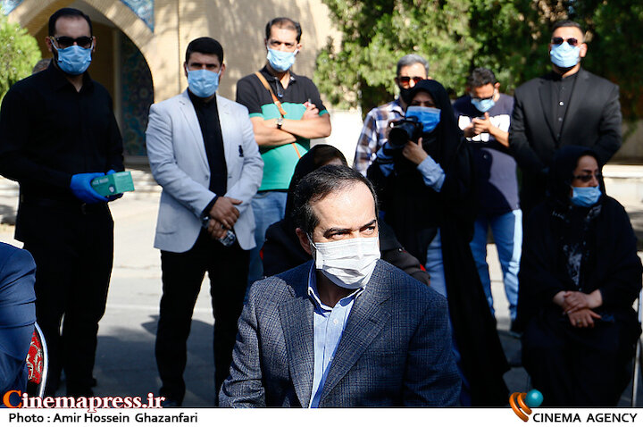 حسین انتظامی در مراسم تشییع پیکر مرحوم «محمدعلی کشاورز»