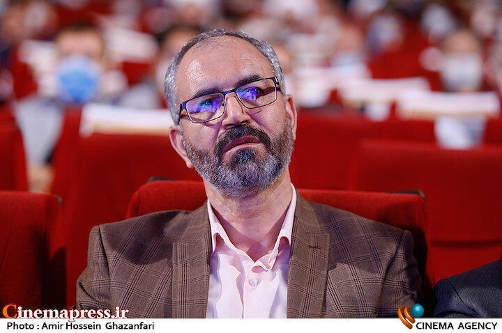 «محسن مؤمنی شریف» نشان «قلم زرین» را به خانه برد محسن مومنی شریف در مراسم تکریم و معارفه رئیس «حوزه هنری»