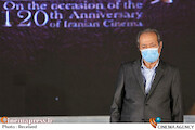 علی نصیریان در مراسم تجلیل از افتخارآفرینان سینمای ایران در عرصه بین‌الملل