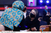 الناز حبیبی در مراسم اختتامیه سی و نهمین جشنواره فیلم فجر