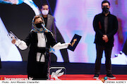 گلاره عباسی در مراسم اختتامیه سی و نهمین جشنواره فیلم فجر