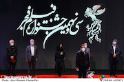 حسین دارابی در مراسم اختتامیه سی و نهمین جشنواره فیلم فجر