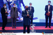 علی غفاری در مراسم اختتامیه سی و نهمین جشنواره فیلم فجر