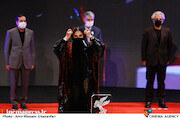 نرگس آبیار در مراسم اختتامیه سی و نهمین جشنواره فیلم فجر