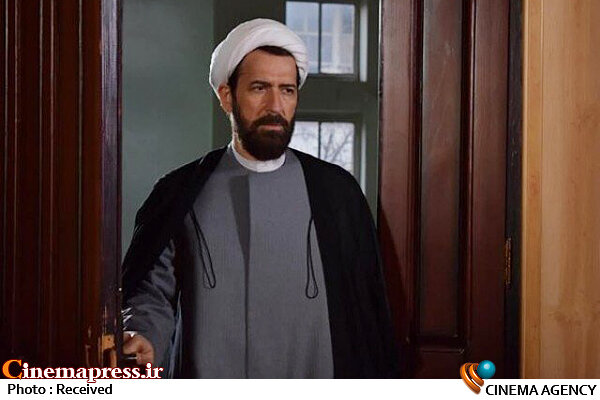 از وقتی در دانشگاه درس میخواندم آرزو داشتم  نقش «کلادیوس» عموی «هملت» را اجرا کنم سریال «راز ناتمام»