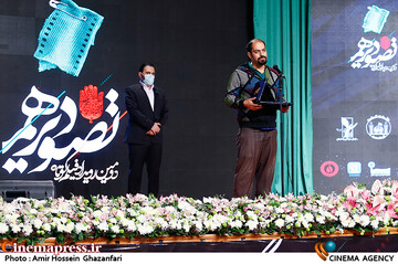 اهدای جایزه به علی ملاقلی پور در مراسم اختتامیه دومین رویداد فیلم‌کوتاه‌ «تصویر دهم»