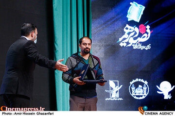 اهدای جایزه به علی ملاقلی پور در مراسم اختتامیه دومین رویداد فیلم‌کوتاه‌ «تصویر دهم»