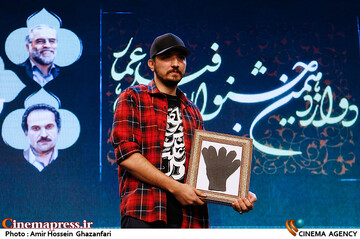 اهدای دستکش ننه عصمت به میکاییل براتی در افتتاحیه دوازدهمین جشنواره مردمی فیلم «عمار»