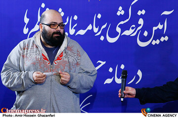 مرتضی علی عباس میرزایی در مراسم قرعه کشی نمایش فیلم‌های چهلمین جشنواره فیلم فجر