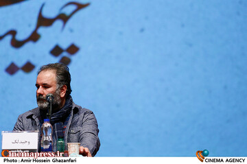 وحید لک در نشست خبری چهلمین جشنواره بین‌المللی تئاتر فجر
