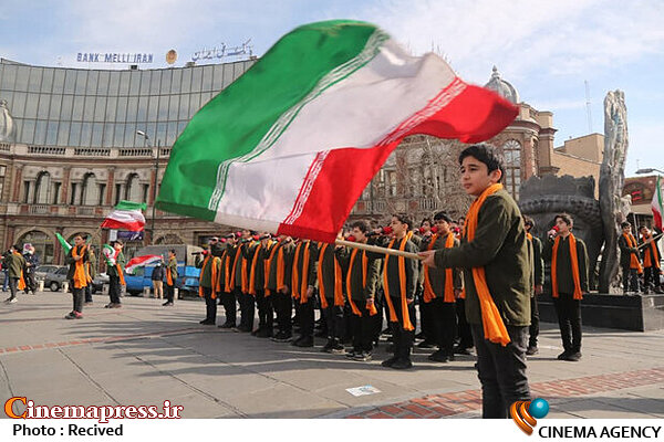 برای اولین بار در جشنوارههای کشوری «گروههای سرود» باید آثار خود را همراه با ارکستر زنده در مقابل داوران اجرا نمایند برای اولین بار در جشنوارههای کشوری «گروههای سرود» باید آثار خود را همراه با ارکستر زنده در مقابل داوران اجرا نمایند