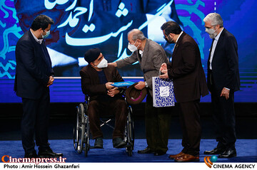 بزرگداشت احمدرضا معتمدی در مراسم اختتامیه چهلمین جشنواره فیلم فجر