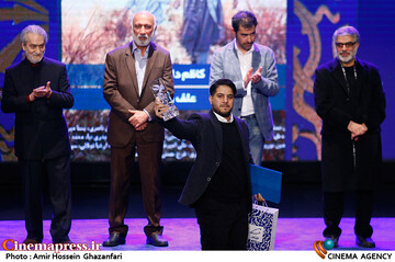 کاظم دانشی در مراسم اختتامیه چهلمین جشنواره فیلم فجر