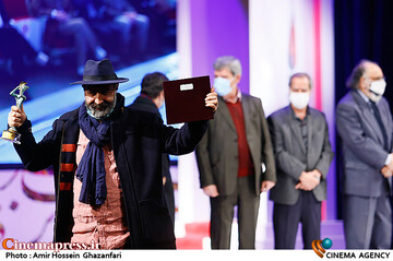 تیو صالحی در مراسم اختتامیه چهلمین جشنواره تئاتر فجر