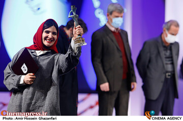 نورا هاشمی در مراسم اختتامیه چهلمین جشنواره تئاتر فجر